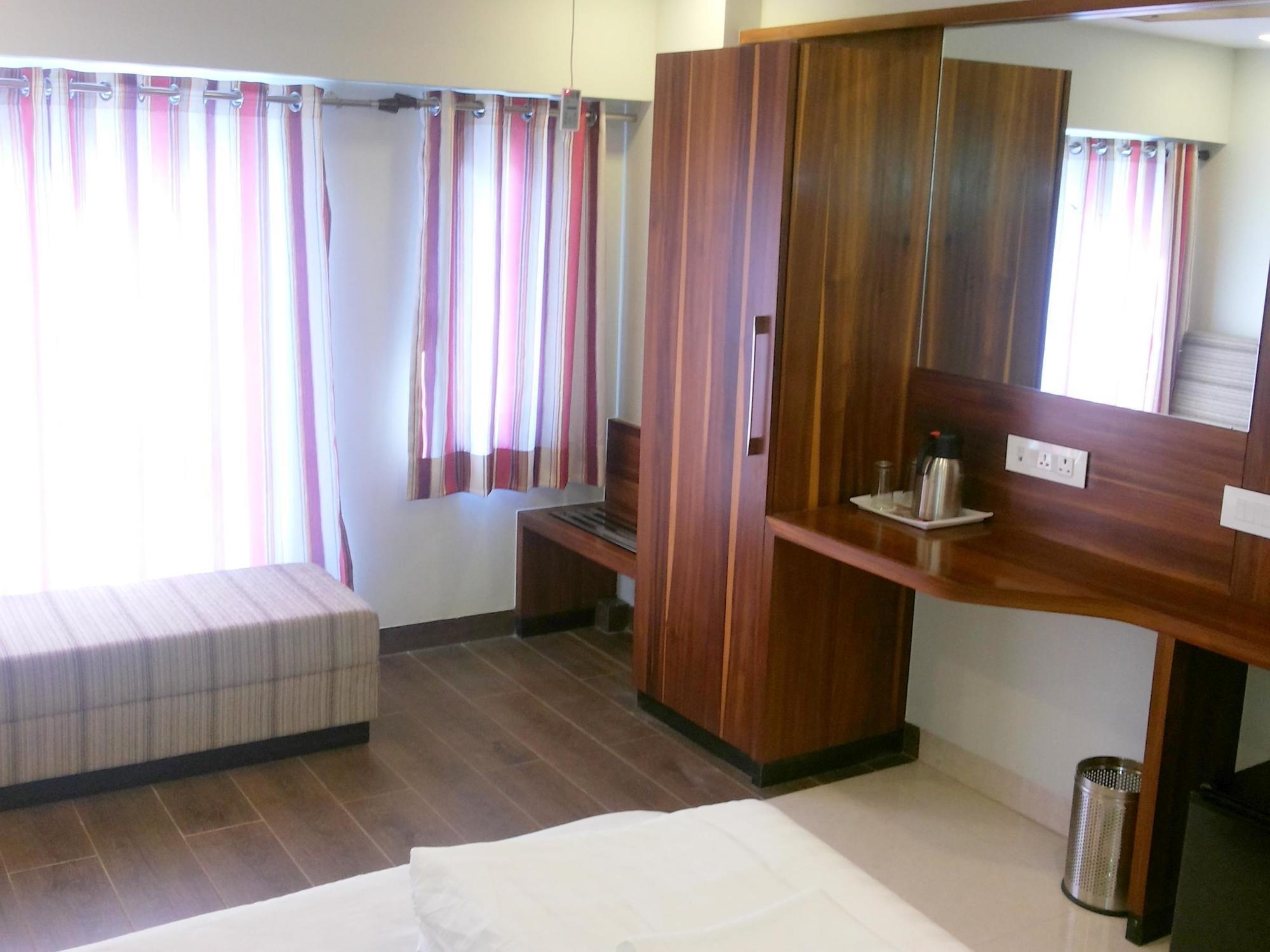 Hotel Sangat Plaza Bhopal Bagian luar foto